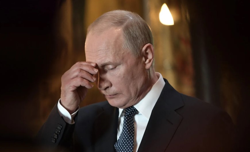 AIdol robot falls on stage